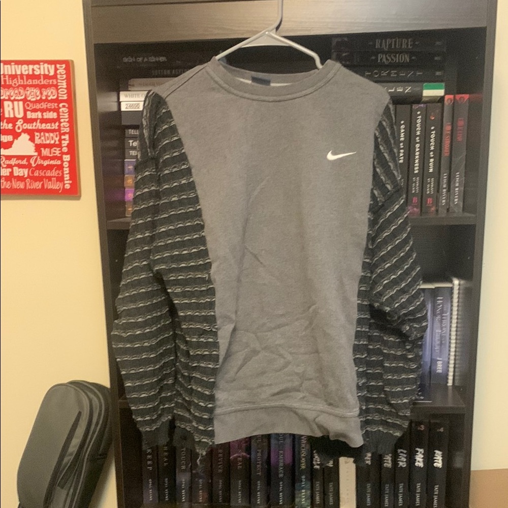 Nike Men's Gray and Black Crewneck Sweater
